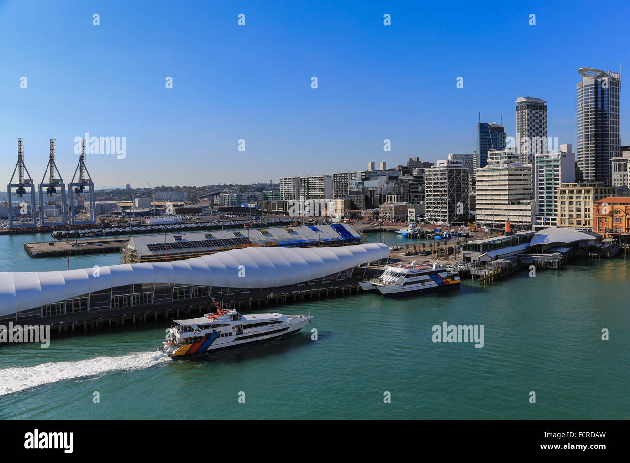 Auckland waterfront e dello skyline della città dal ponte di Oceania la nave da crociera Marina ormeggiato a la nave da crociera Pier. Foto Stock