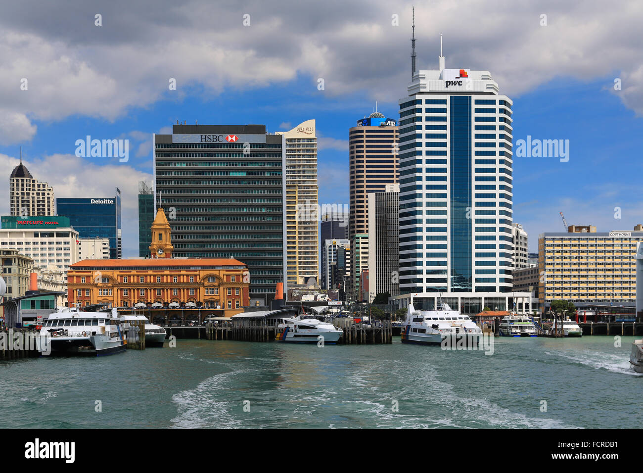 Auckland waterfront e dello skyline della città al terminal del traghetto dal ponte di un traghetto porto all'incrocio di Devonport. Foto Stock