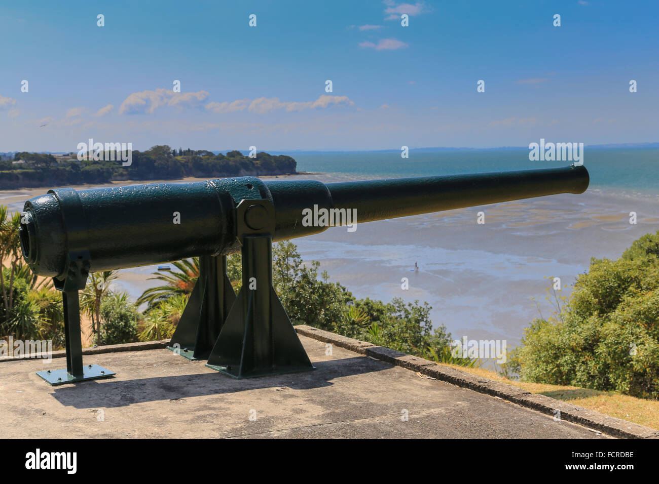 Un vecchio 6 pollici pistola a scomparsa sul display nel Golfo di Hauraki parco marittimo a Devonport, Auckland, Nuova Zelanda. Foto Stock