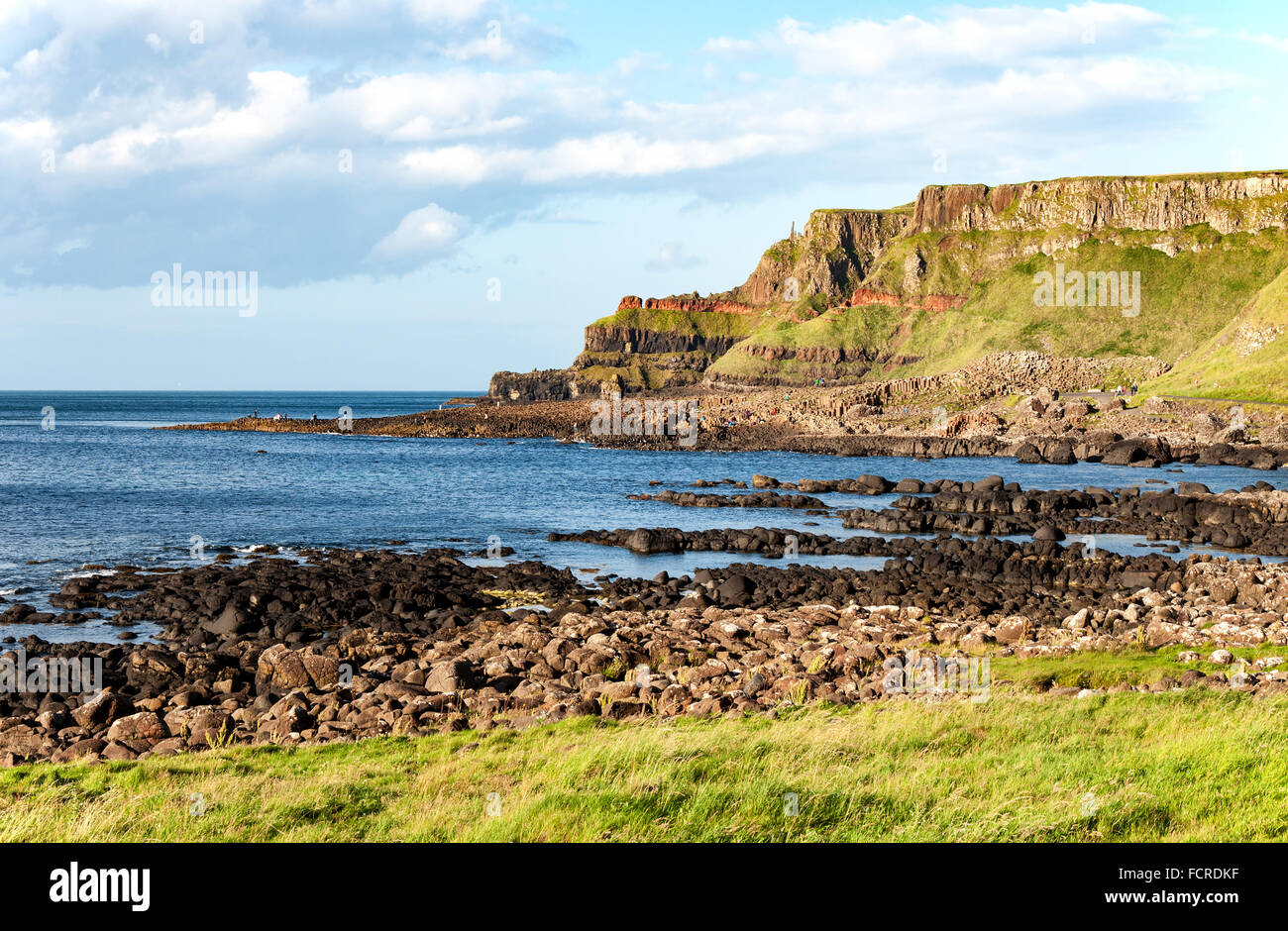 Giants Causeway, unica formazione geologica delle rocce e dirupi nella contea di Antrim, Irlanda del Nord, nella luce del tramonto Foto Stock