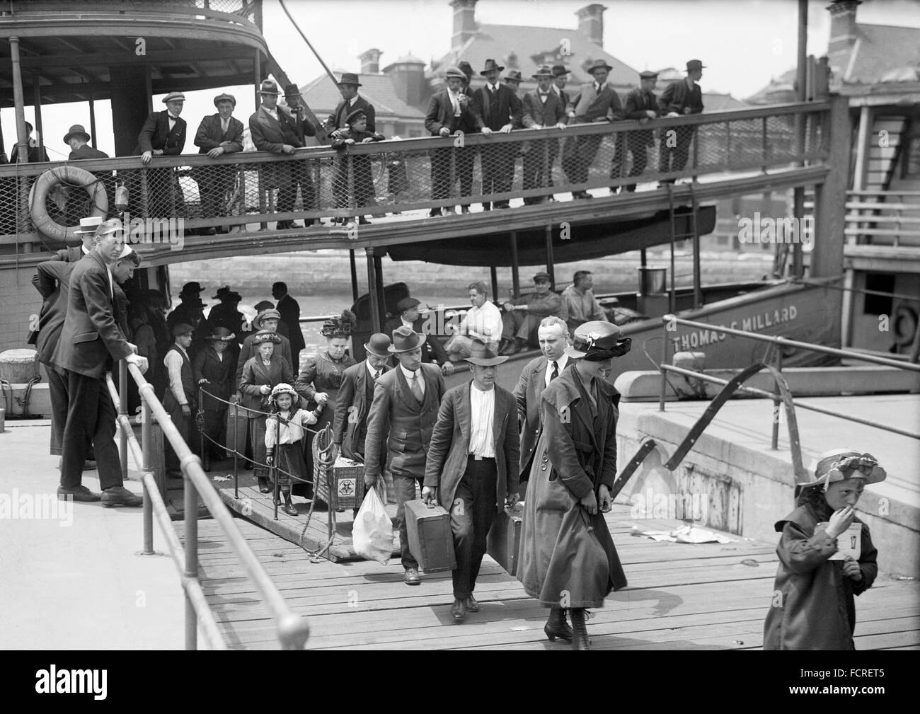 Ellis Island immigrati. Gli immigrati lo sbarco ad Ellis Island, New York, NY, nei primi anni del XX secolo Foto Stock