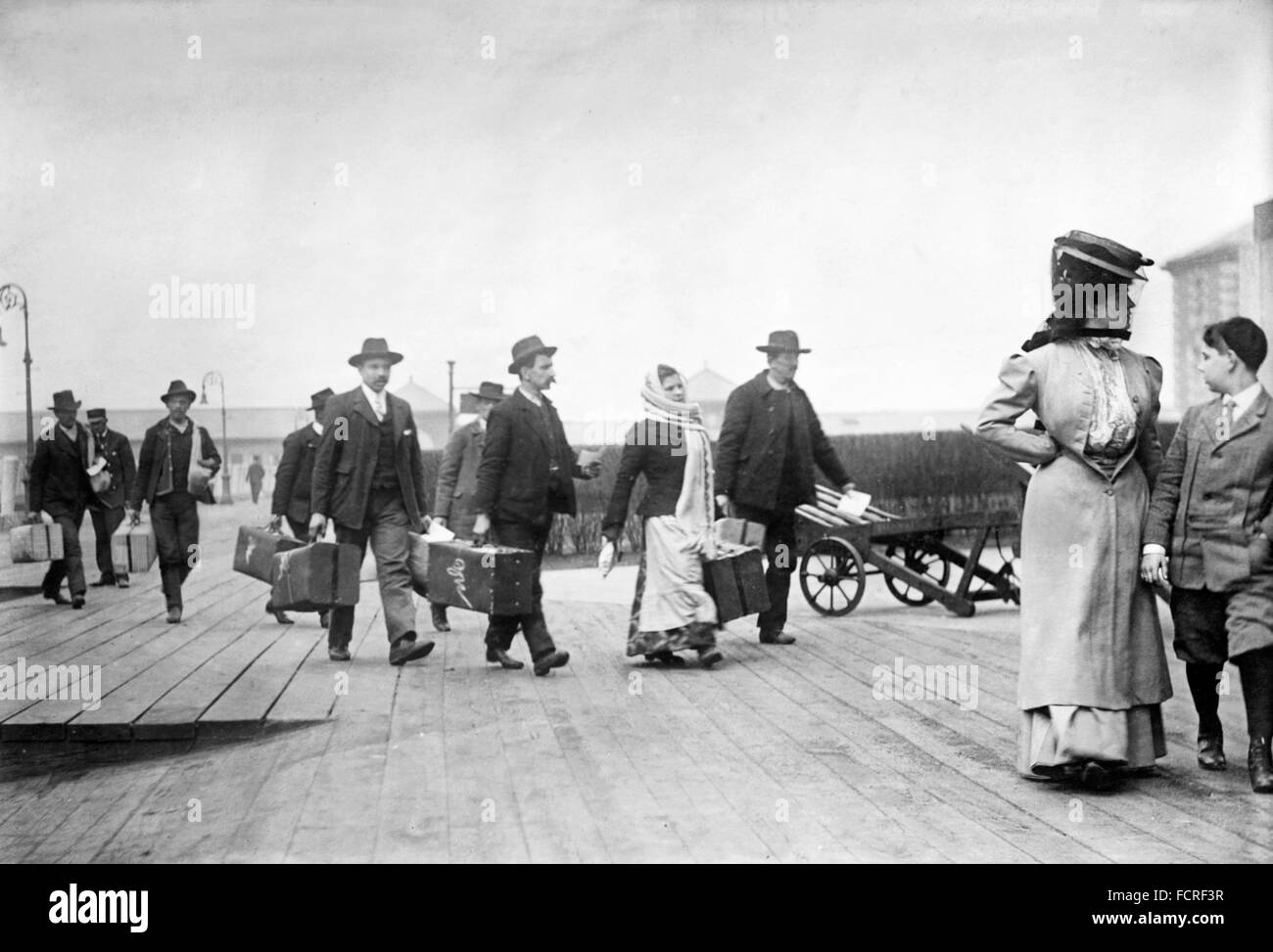 Gli immigrati ad Ellis Island, New York, NY, nei primi anni del XX secolo Foto Stock