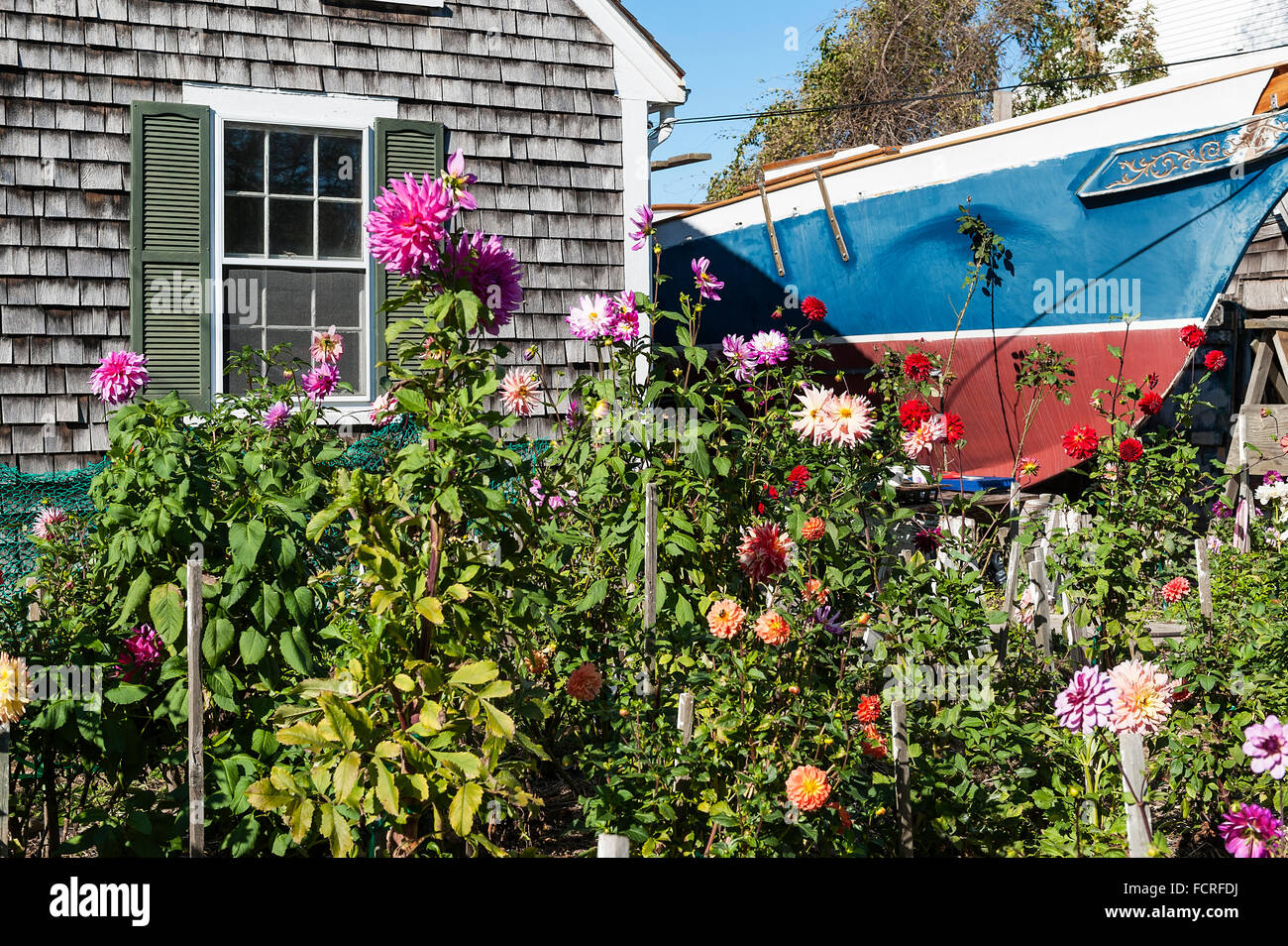 Giardino con alte barca in background, a Provincetown, Cape Cod, Massachusetts, STATI UNITI D'AMERICA Foto Stock