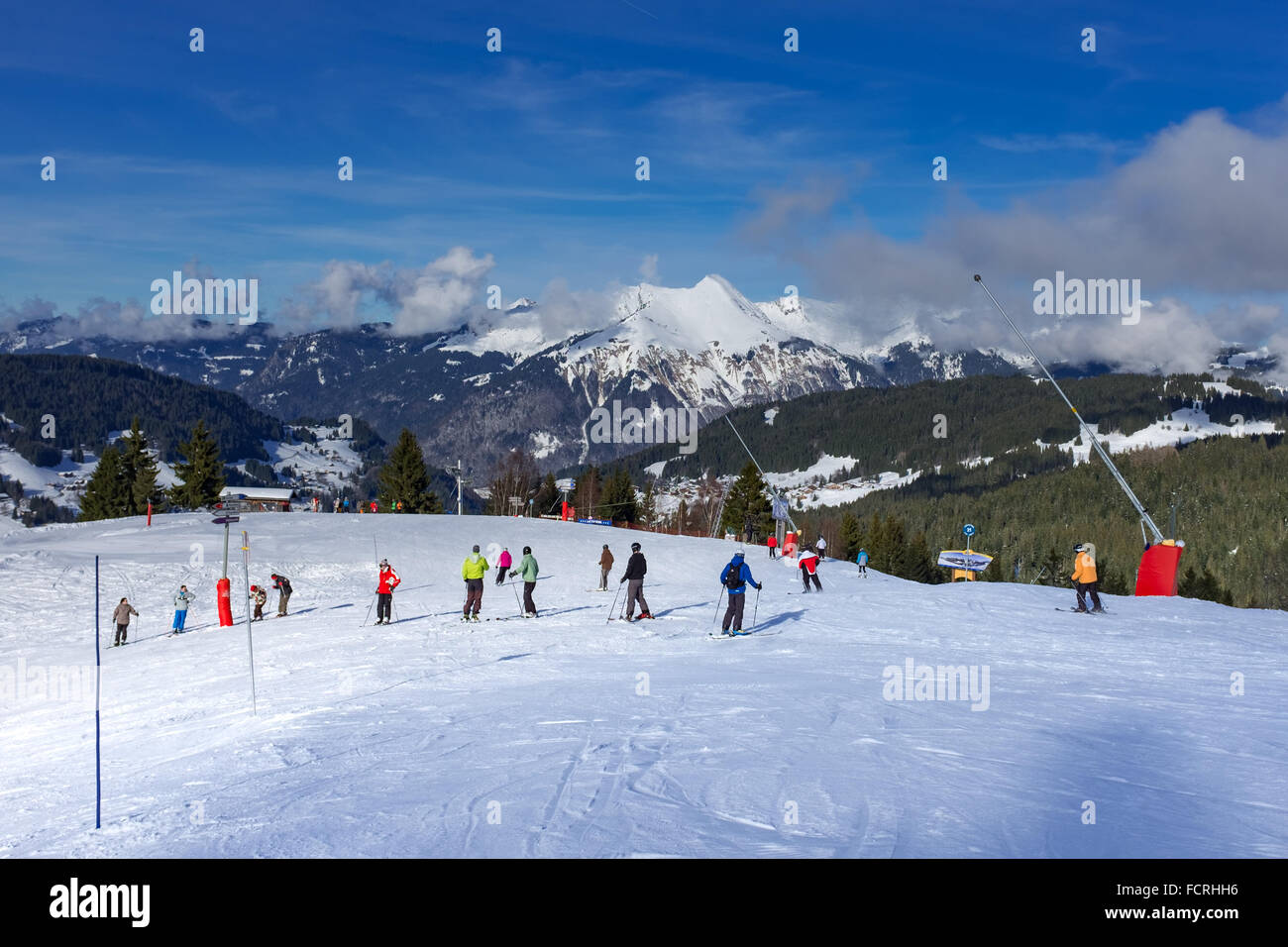 Les Gets ski resort e la stazione su Portes du Soleil domain nelle Alpi francesi Foto Stock
