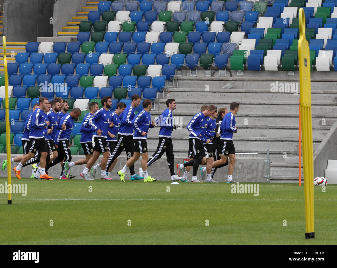 Irlanda del Nord international Squadra di calcio in una sessione di formazione a livello nazionale allo stadio di calcio al Windsor Park di Belfast Foto Stock