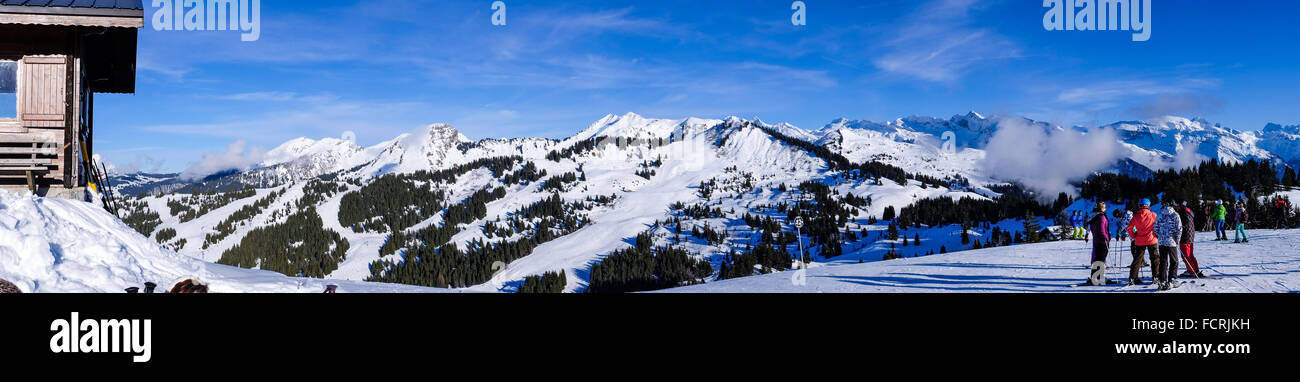 Les Gets ski resort e la stazione su Portes du Soleil domain nelle Alpi francesi Foto Stock