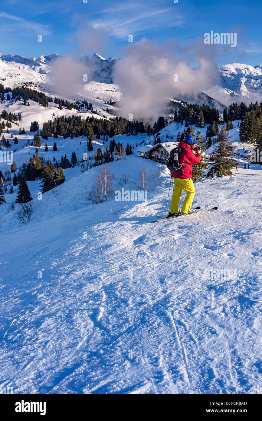 Les Gets ski resort e la stazione su Portes du Soleil domain nelle Alpi francesi Foto Stock