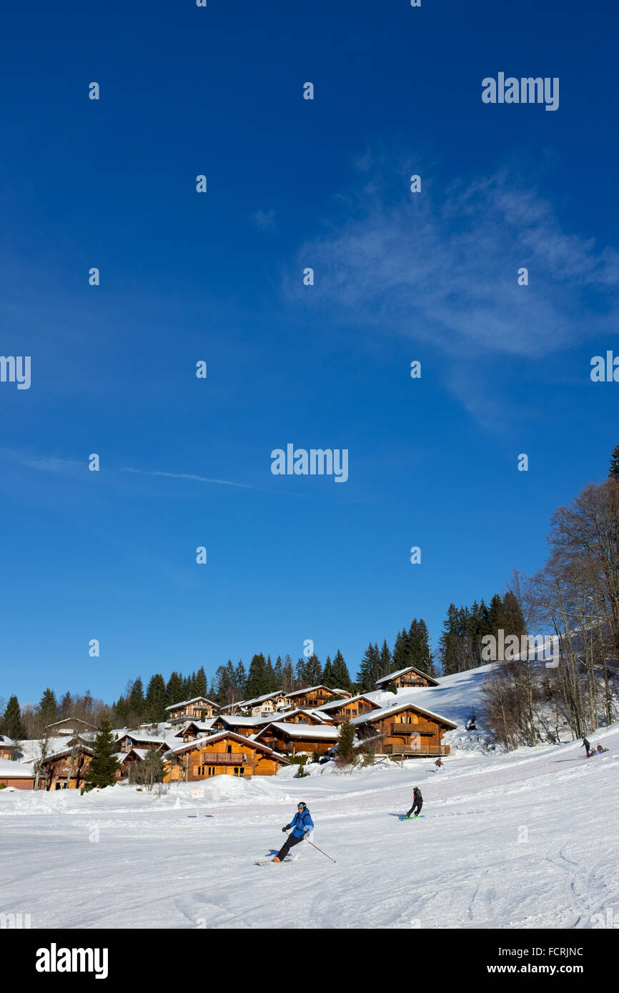 Les Gets ski resort e la stazione su Portes du Soleil domain nelle Alpi francesi Foto Stock