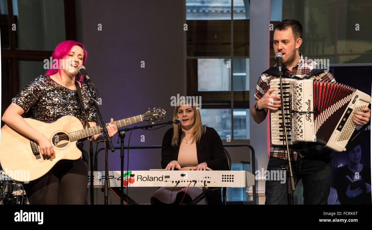 Edimburgo, Scozia. Il 24 gennaio 2016. Brucia Nessun impegno specifico evento, cantante con i capelli rosa e gli altri membri della band a Scottish National Museum, Camere Street, Edimburgo. Credito: Tracey Largue/Alamy Live News Foto Stock