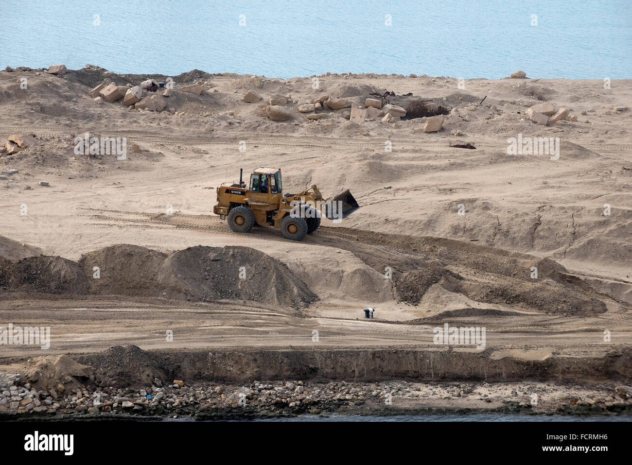 Costruzione di bulldozer al lavoro sul Canale di Suez dune di sabbia, Egitto. Foto Stock
