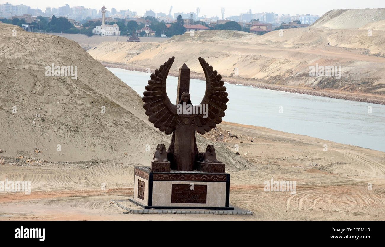 Statua della Libertà sulla banca del nuovo canale di Suez Foto Stock