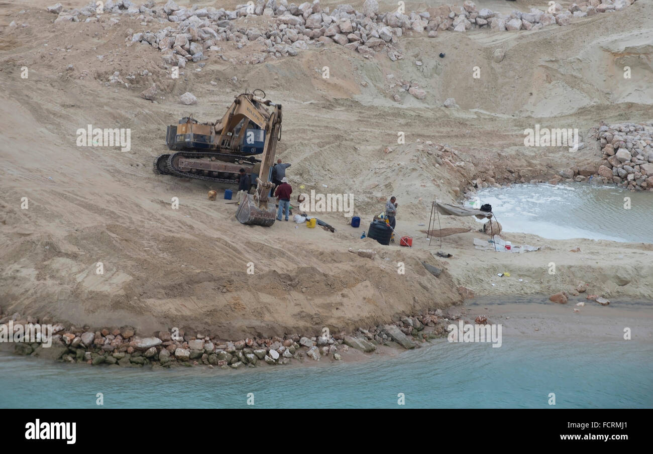 I lavori di costruzione che inizia lungo un'area di idrovia sul nuovo canale di Suez Foto Stock
