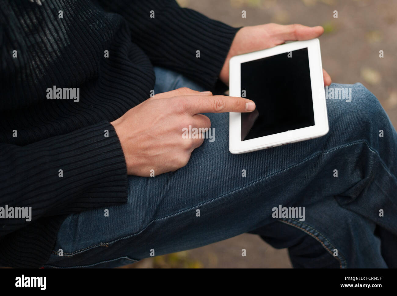 Uomo con una pastiglia in mano di close-up. Foto Stock
