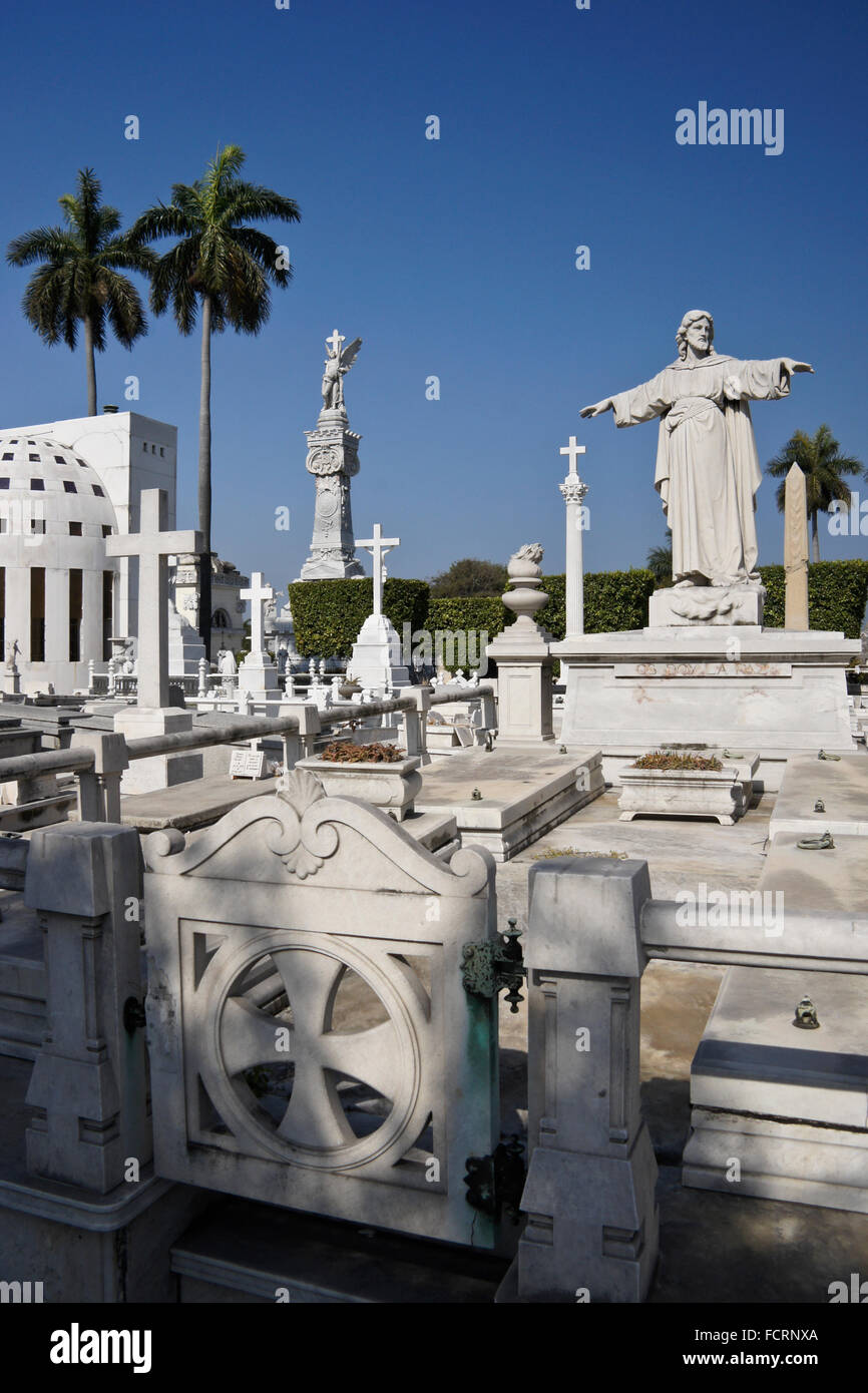 Tombe e monumenti commemorativi in necropoli Cristobal Colon, quartiere Vedado, Havana, Cuba Foto Stock