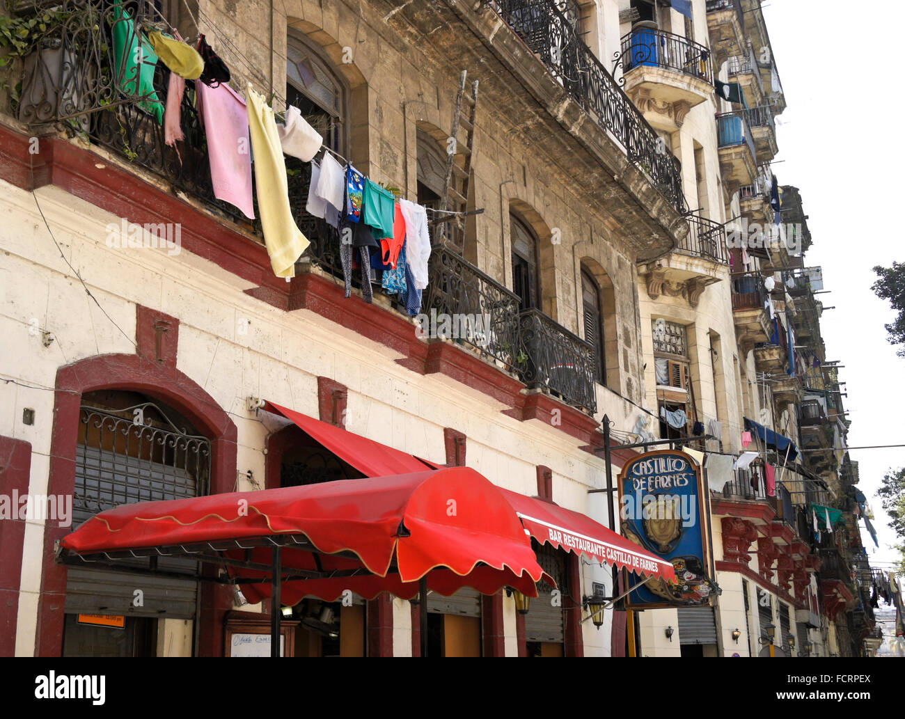 Architettura (e lavanderia) della Habana Vieja (l'Avana Vecchia), Cuba Foto Stock