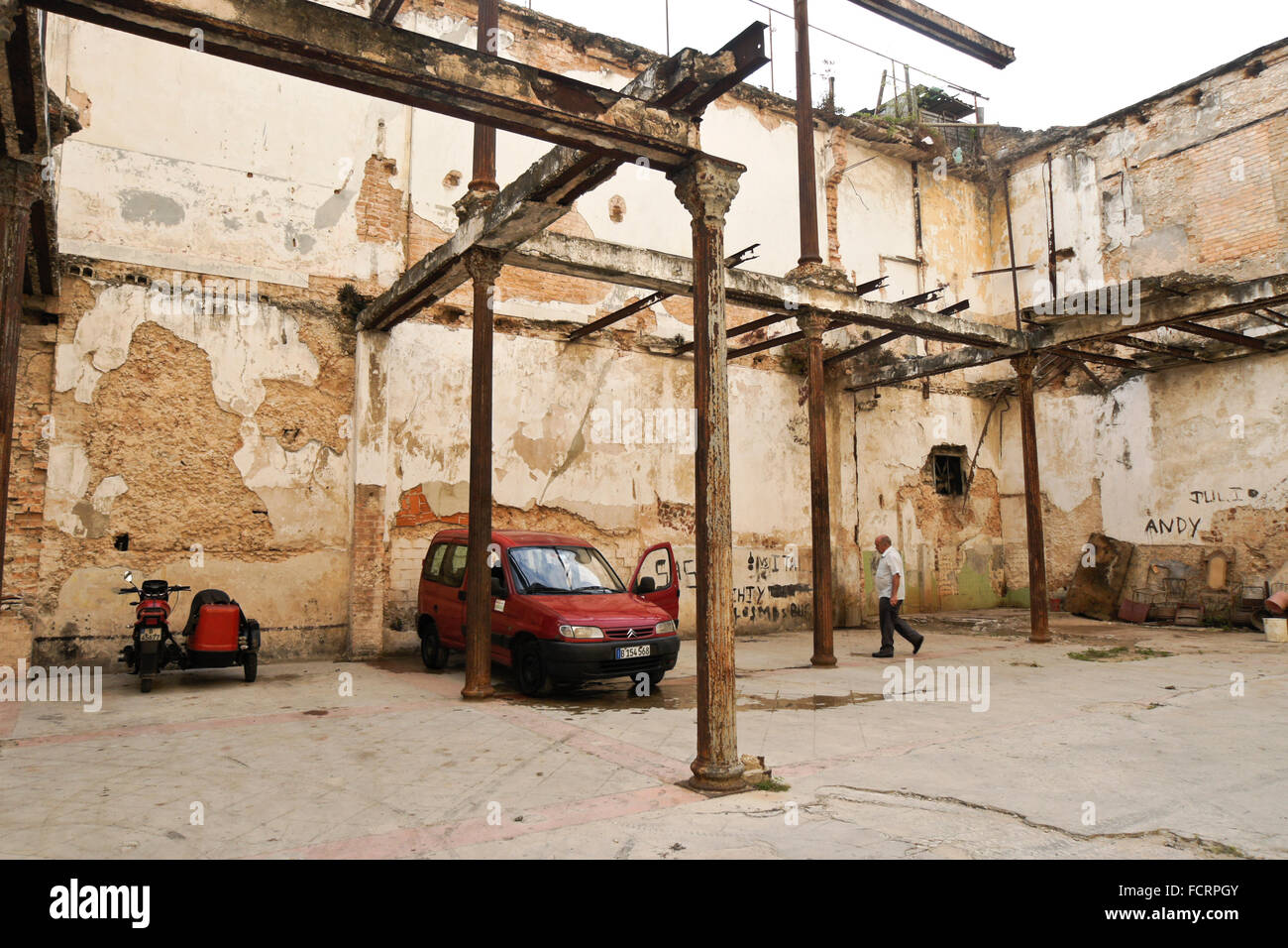 Resti di crollato e abbandonato edificio utilizzato come parcheggio, Habana Vieja (l'Avana Vecchia), Cuba Foto Stock