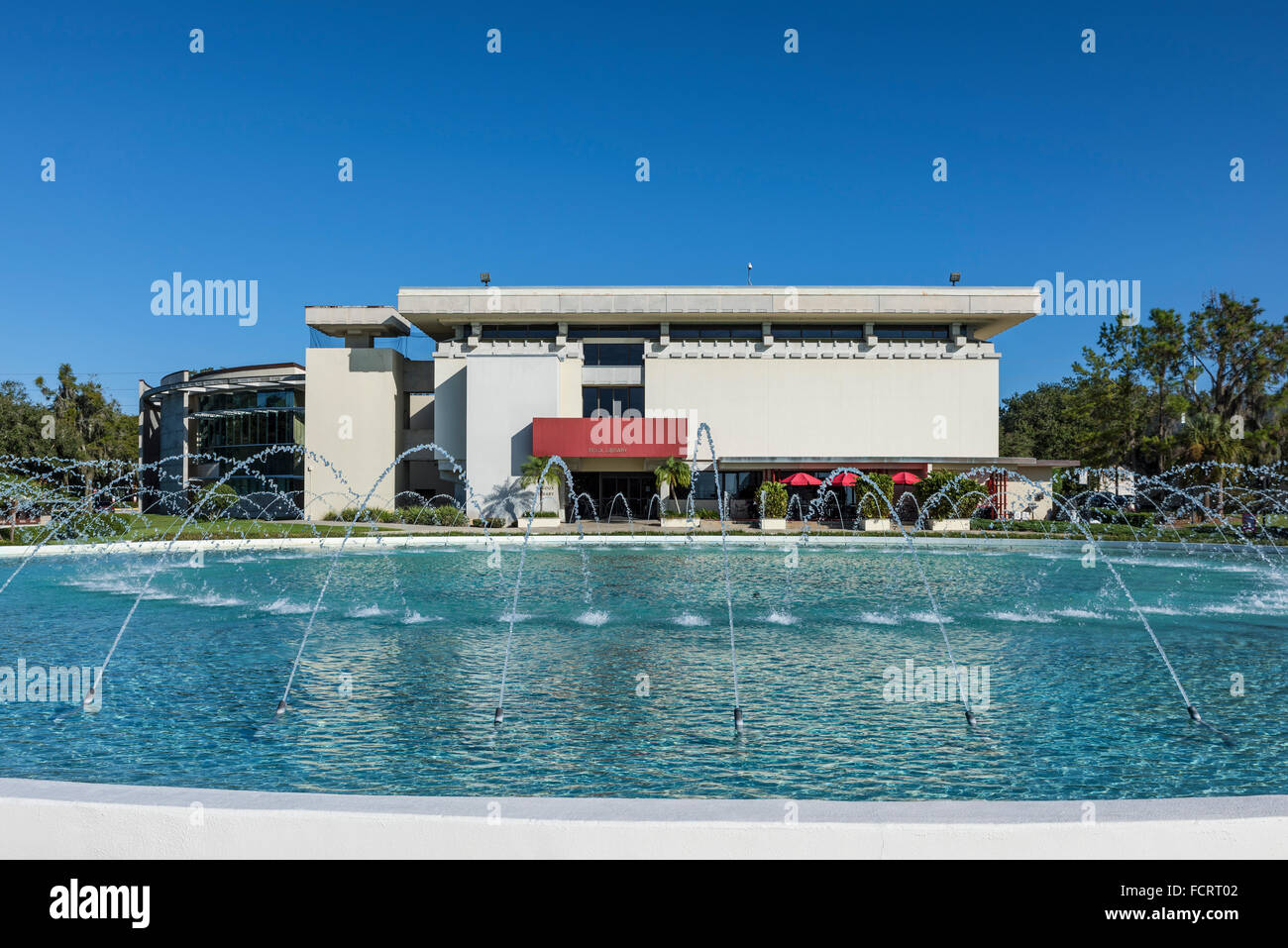 Il roux libreria progettata da Nils Schweizer e Waterdome progettata da Frank Lloyd Wright per Florida Southern College, Lakeland, Foto Stock