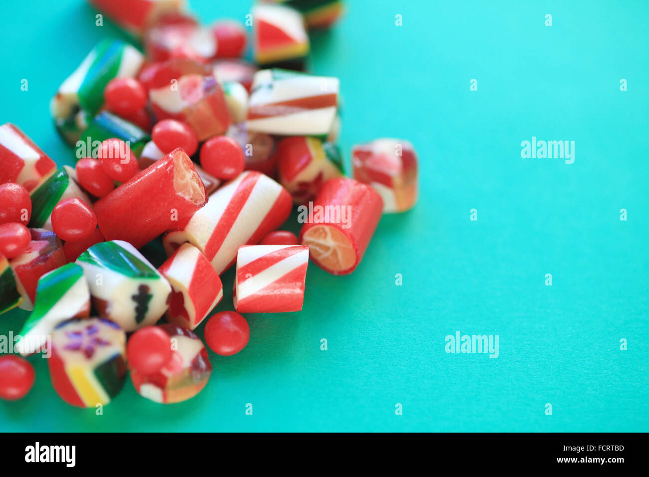 Vacanze dolci caramelle dure su uno sfondo verde con spazio di copia Foto Stock