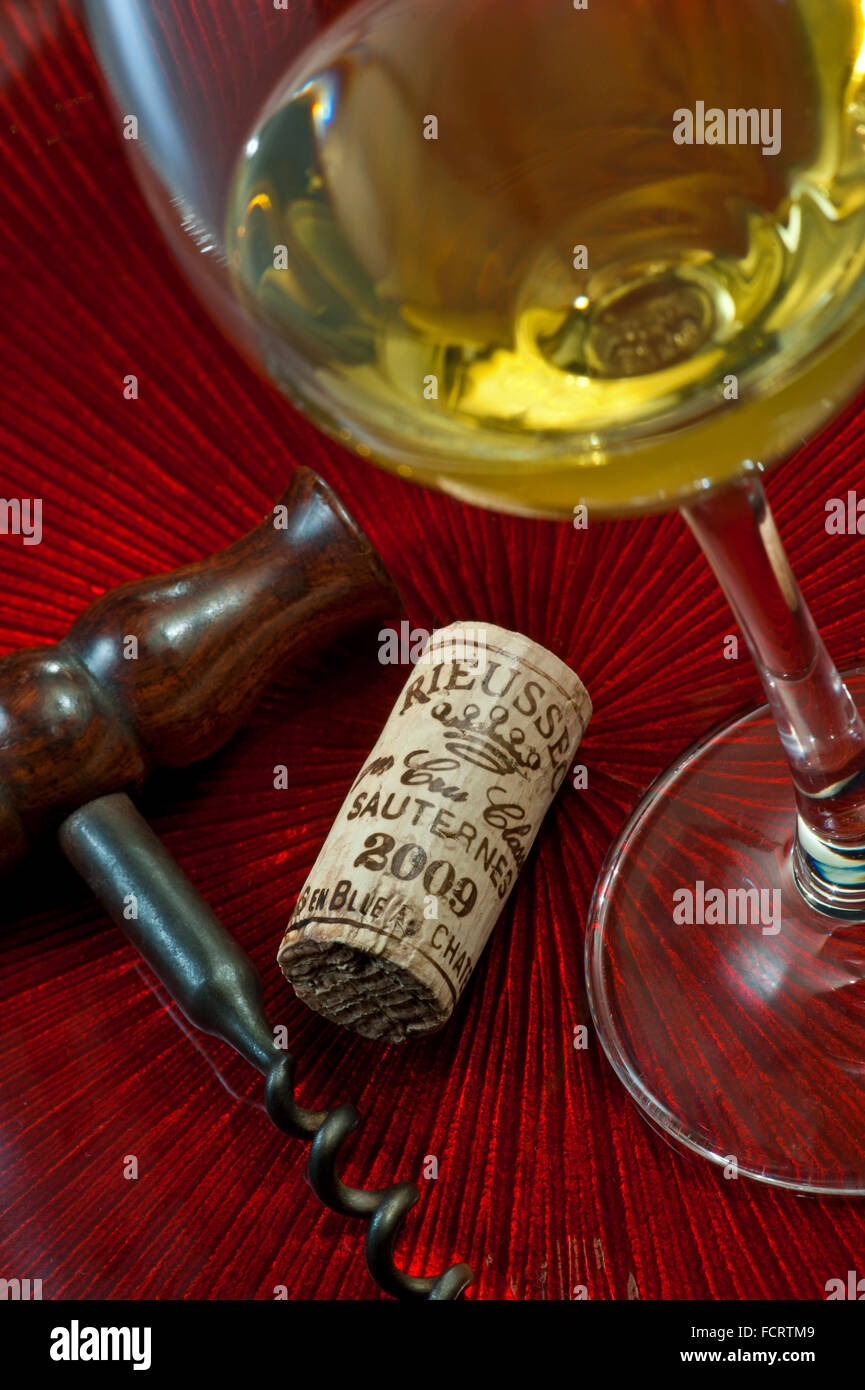 SAUTERNES bicchiere di buon golden vintage 2009 Rieussec Sauternes vino bianco, sughero e antichi cavatappi in cantina di lusso Situazione di degustazione Foto Stock
