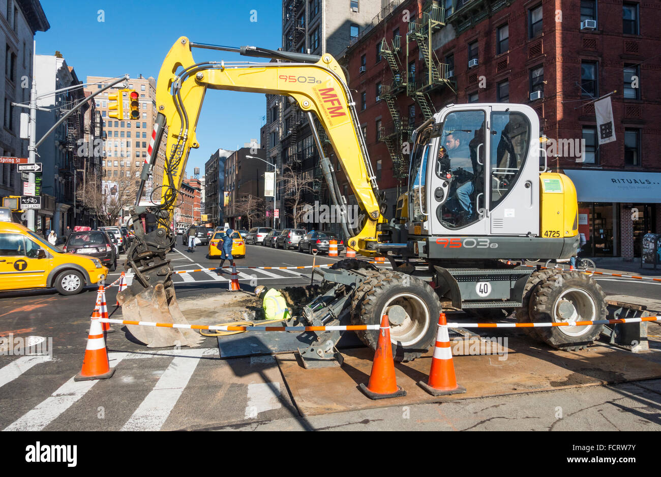 Costruzione retroescavatore nella città di New York Foto Stock