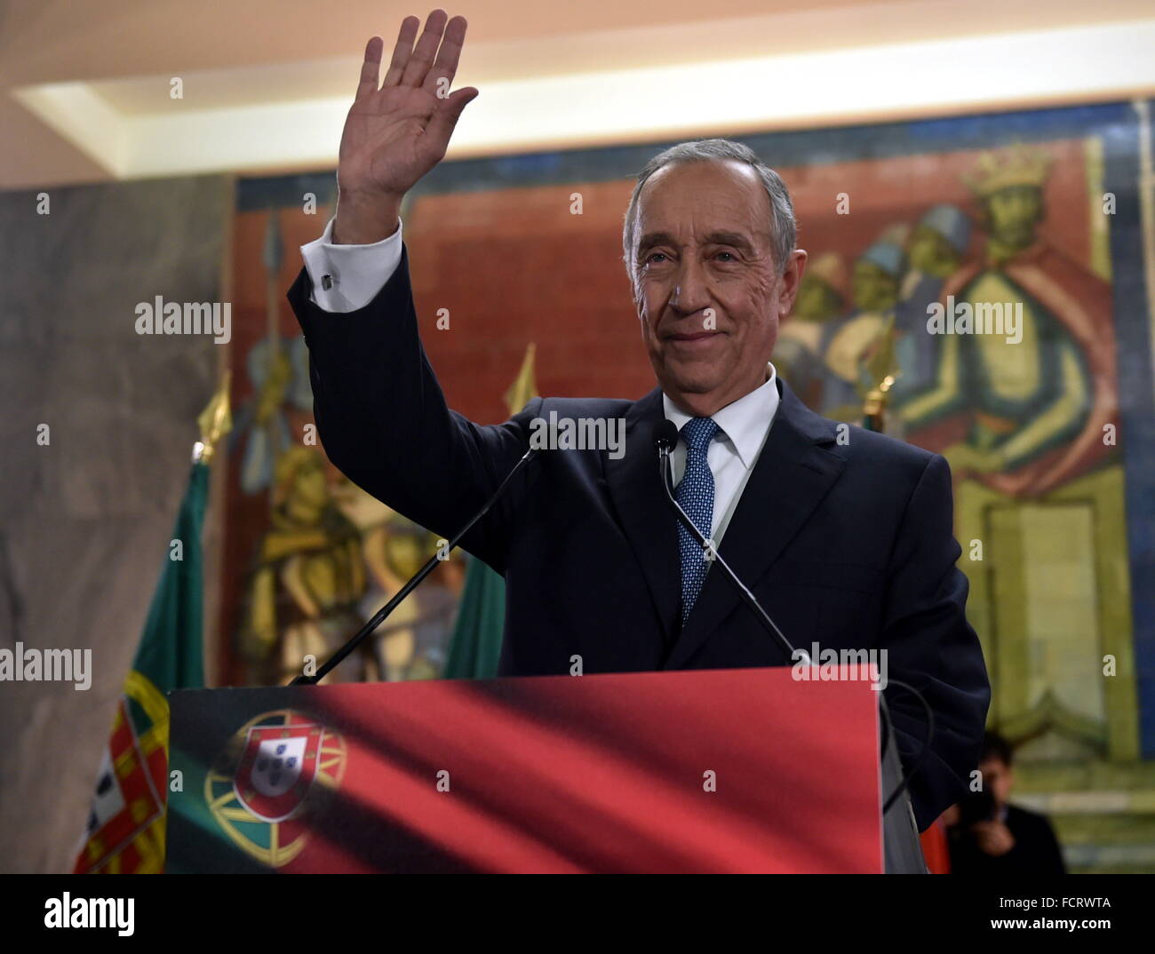 Lisbona, Portogallo. 24 gen 2016. Sociale portoghese candidato del partito democratico Marcelo Rebelo de Sousa onde ai sostenitori di Lisbona, Portogallo, Gennaio 24, 2016. Sociale portoghese candidato del partito democratico Marcelo Rebelo de Sousa ha vinto le elezioni presidenziali di domenica, che condurrà altamente indebitati in Portogallo nei prossimi cinque anni, TV locali segnalati. © Zhang Liyun/Xinhua/Alamy Live News Foto Stock