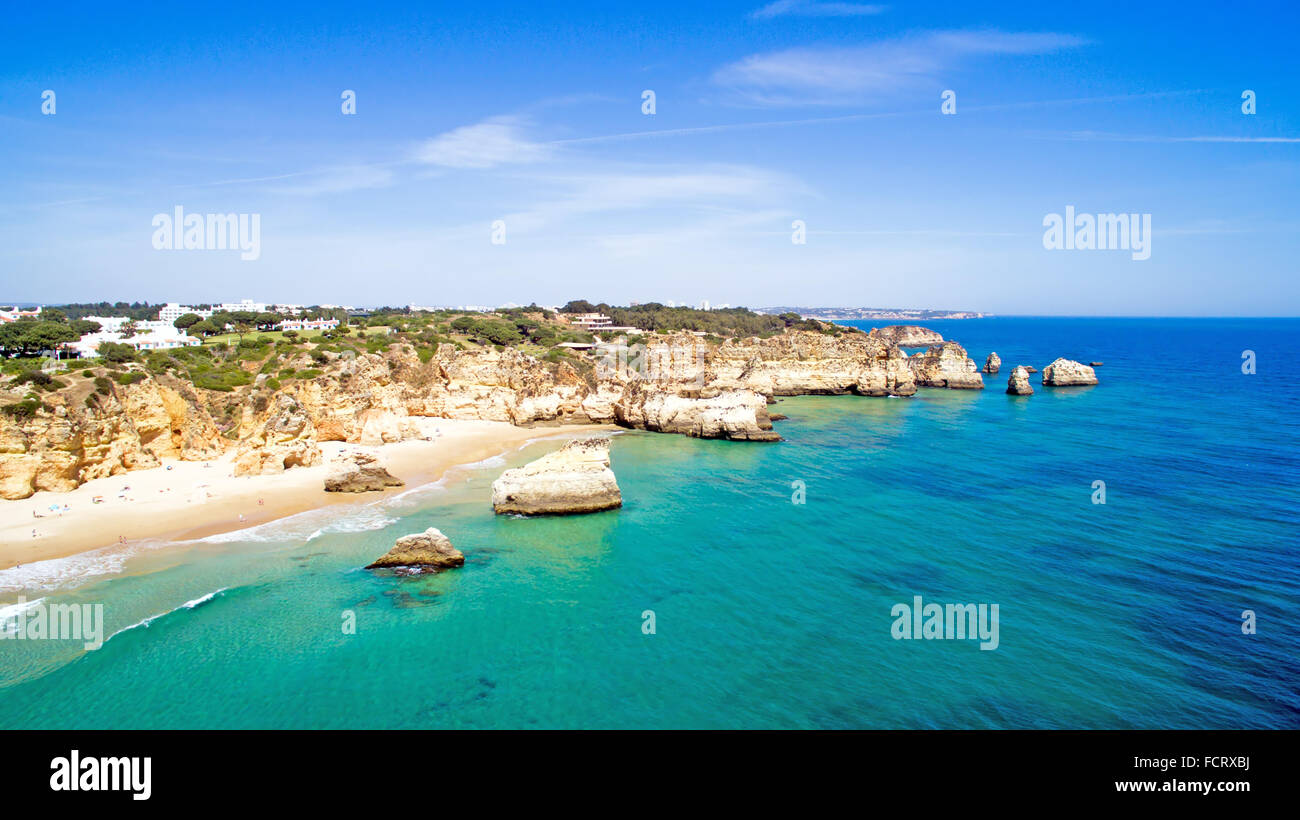 Antenna di rocce naturali a Praia Tres Irmaos vicino a Alvor in Portogallo Foto Stock