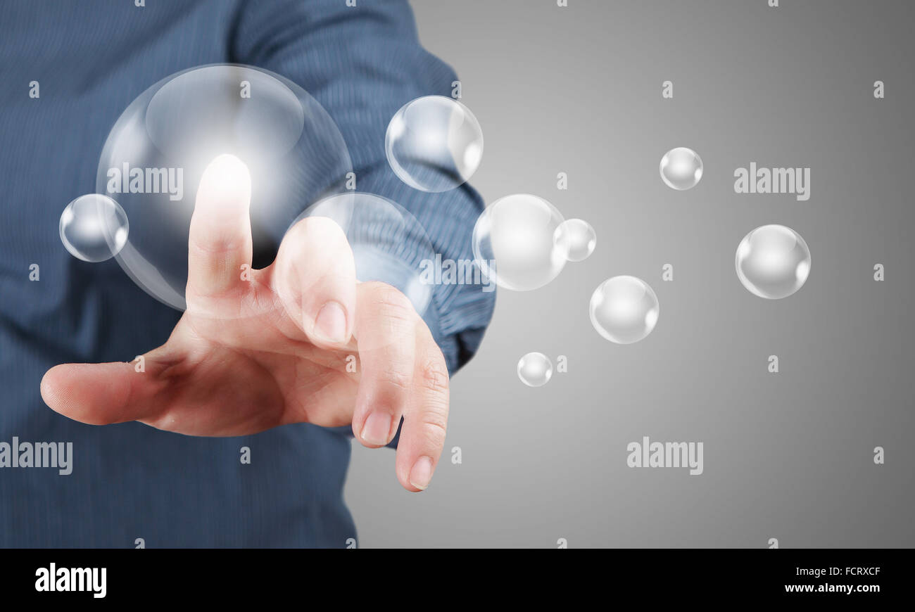 Stretta di mano imprenditore toccando icona sulla schermata Foto Stock