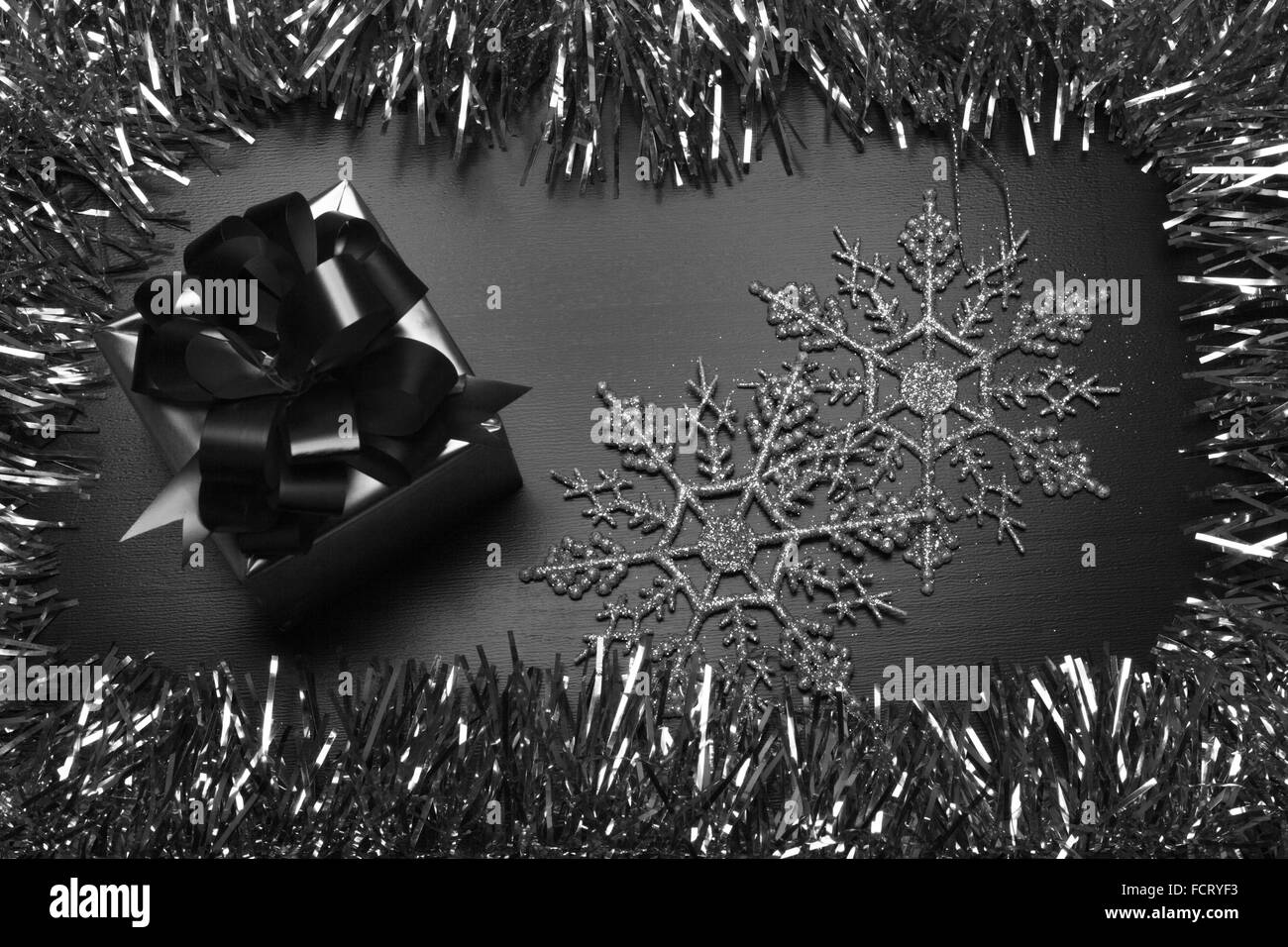 Bianco e nero holiday gift box in condizioni di scarsa illuminazione Foto Stock