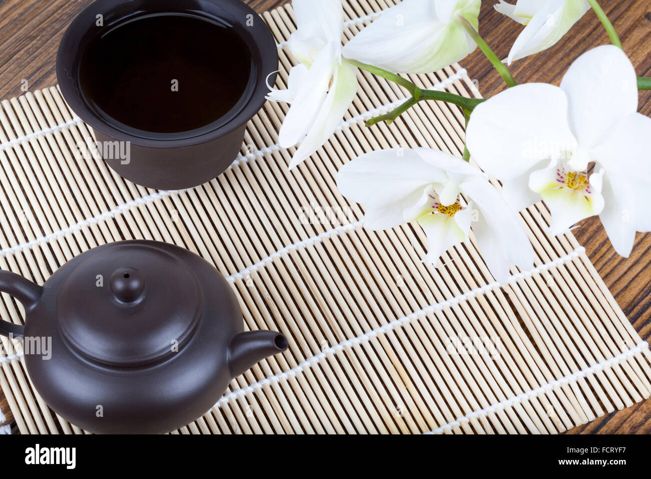 Cerimonia del tè cinese con ceramica impostato sul tavolo di legno Foto Stock