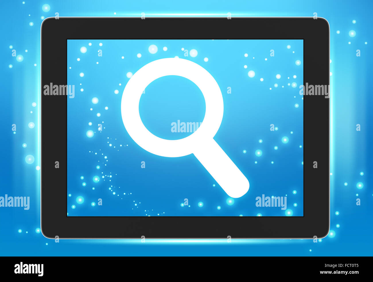 Schermo tablet con icona ruote lente di ingrandimento sullo schermo Foto Stock