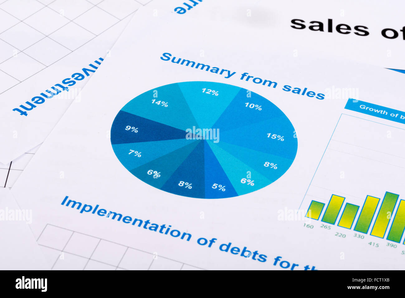 Relazione finanziaria sotto forma di grafici su carta Foto Stock