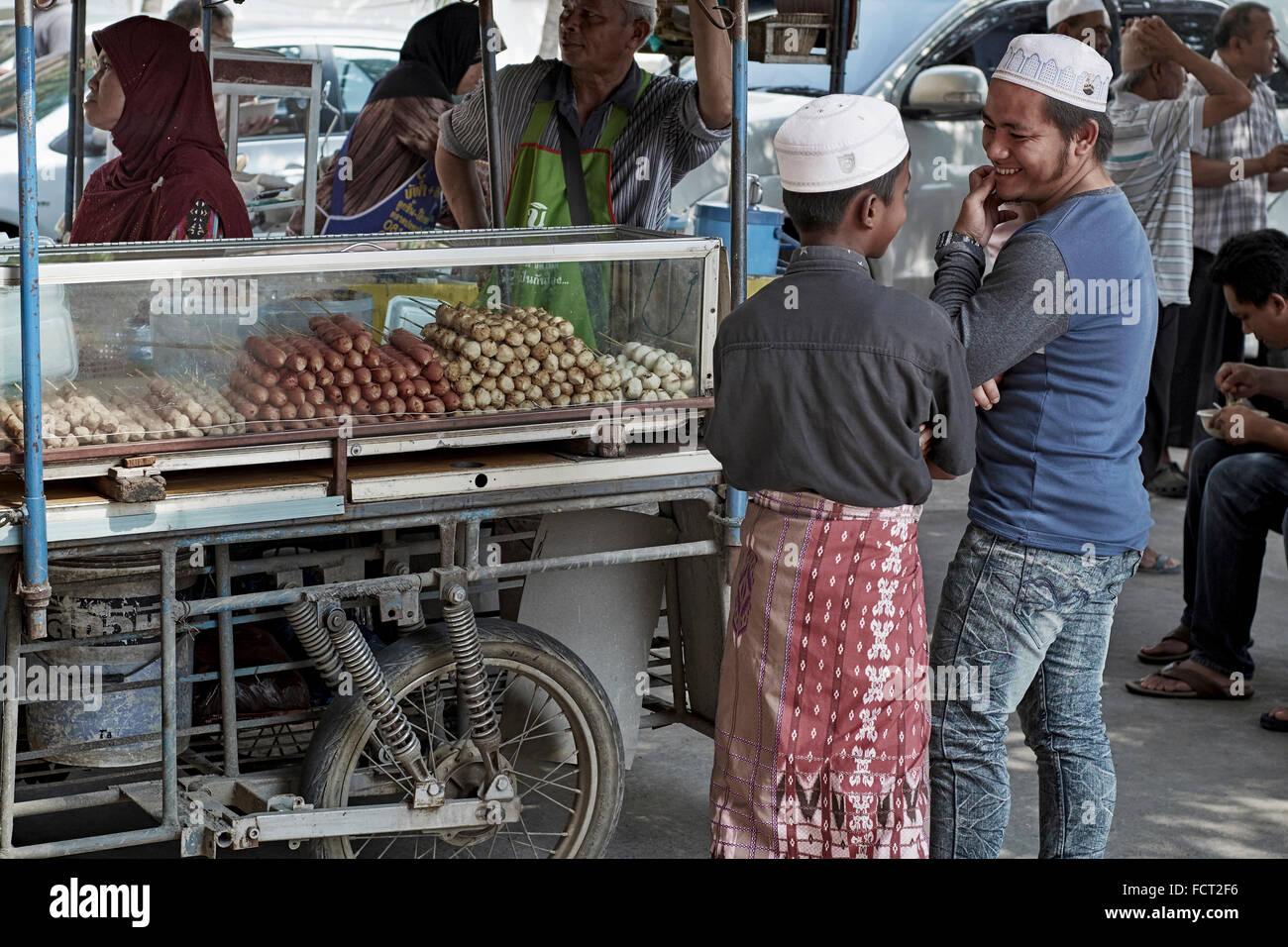 Street food cart e clienti musulmano. Thailandia SUDEST ASIATICO Foto Stock