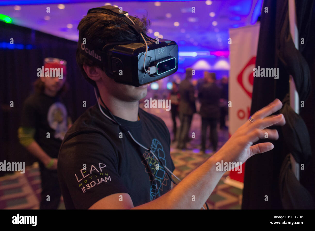 Los Angeles, Stati Uniti d'America - 23 Gennaio 2016: l'uomo cerca la realtà virtuale Oculus Rift cuffia durante Expo VRLA Inverno, realtà virtuale exp Foto Stock