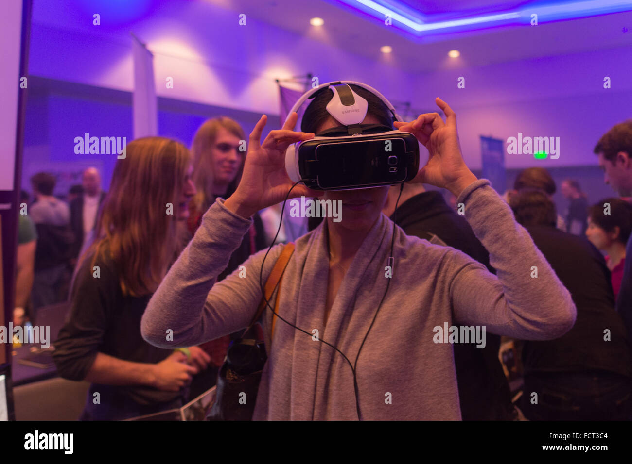 Los Angeles, Stati Uniti d'America - 23 Gennaio 2016: Donna cerca di realtà virtuale ingranaggio Samsung VR cuffia durante Expo VRLA Inverno, realit virtuale Foto Stock