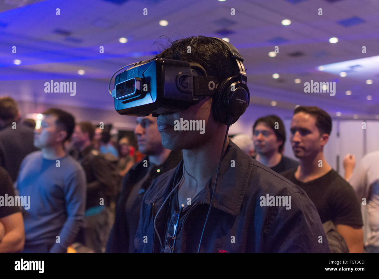 Los Angeles, Stati Uniti d'America - 23 Gennaio 2016: l'uomo cerca la realtà virtuale Oculus Rift cuffia durante Expo VRLA Inverno, realtà virtuale exp Foto Stock