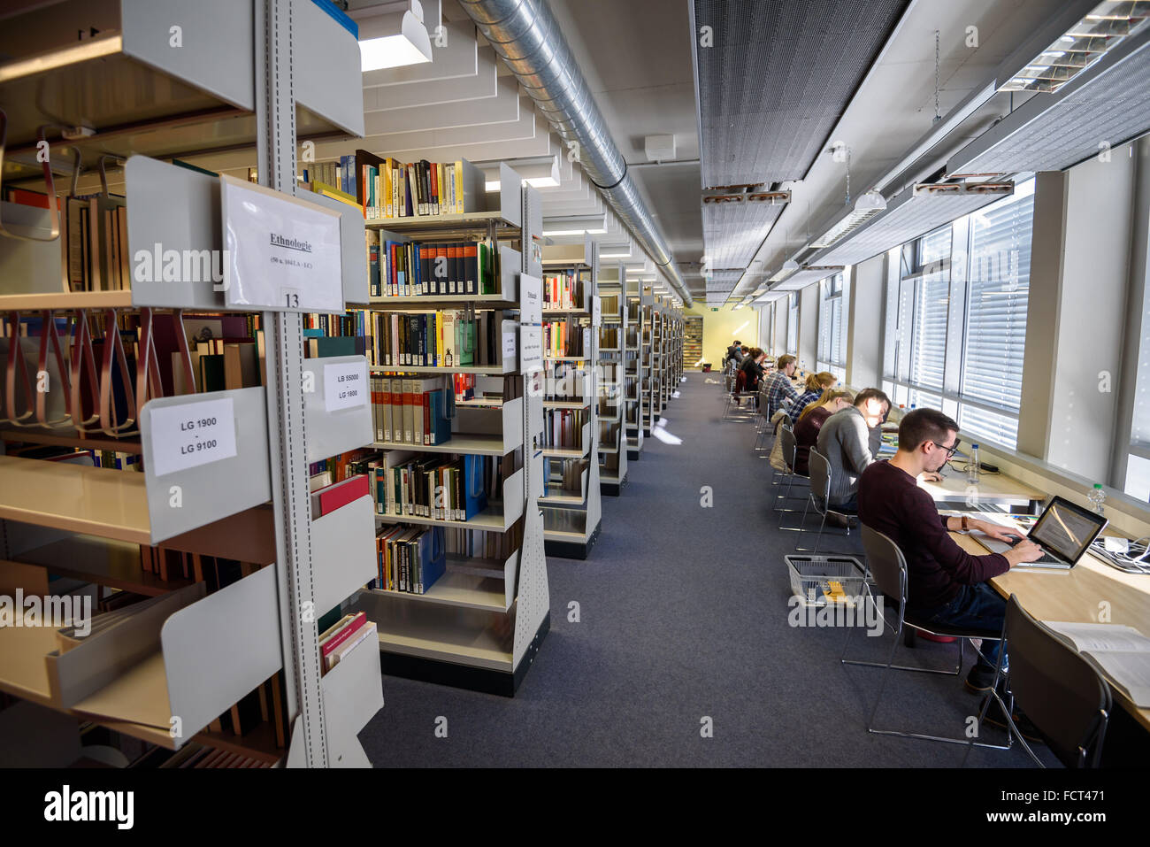 Gli studenti dell'Università di Bayreuth sedersi con i loro notebook  nell'università la biblioteca centrale di Bayreuth, Germania, 21 gennaio  2016. Piuttosto che seduto in affollatissime aule, gli studenti possono  guardare lezioni on-line.
