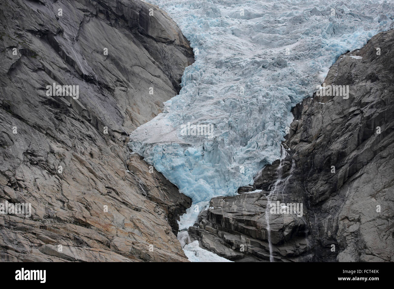 Norvegia, Olden. Close up di ritrattazione di ghiaccio sul Ghiacciaio Briksdal. Foto Stock