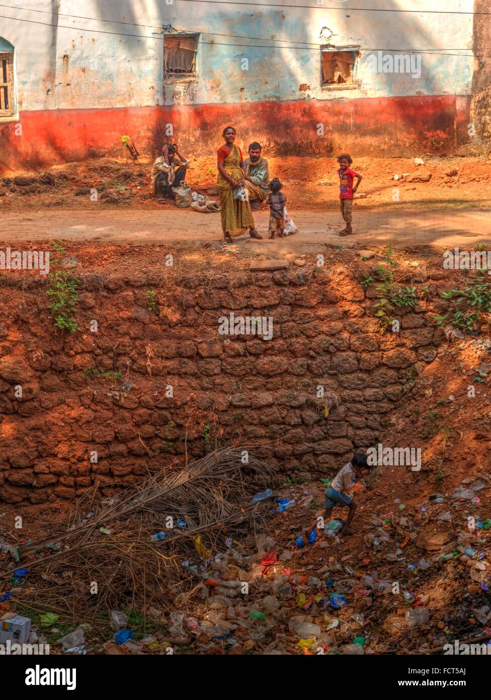 Un gruppo di famiglia composizione sul bordo della discarica, Gokarna, Karnataka, India Foto Stock