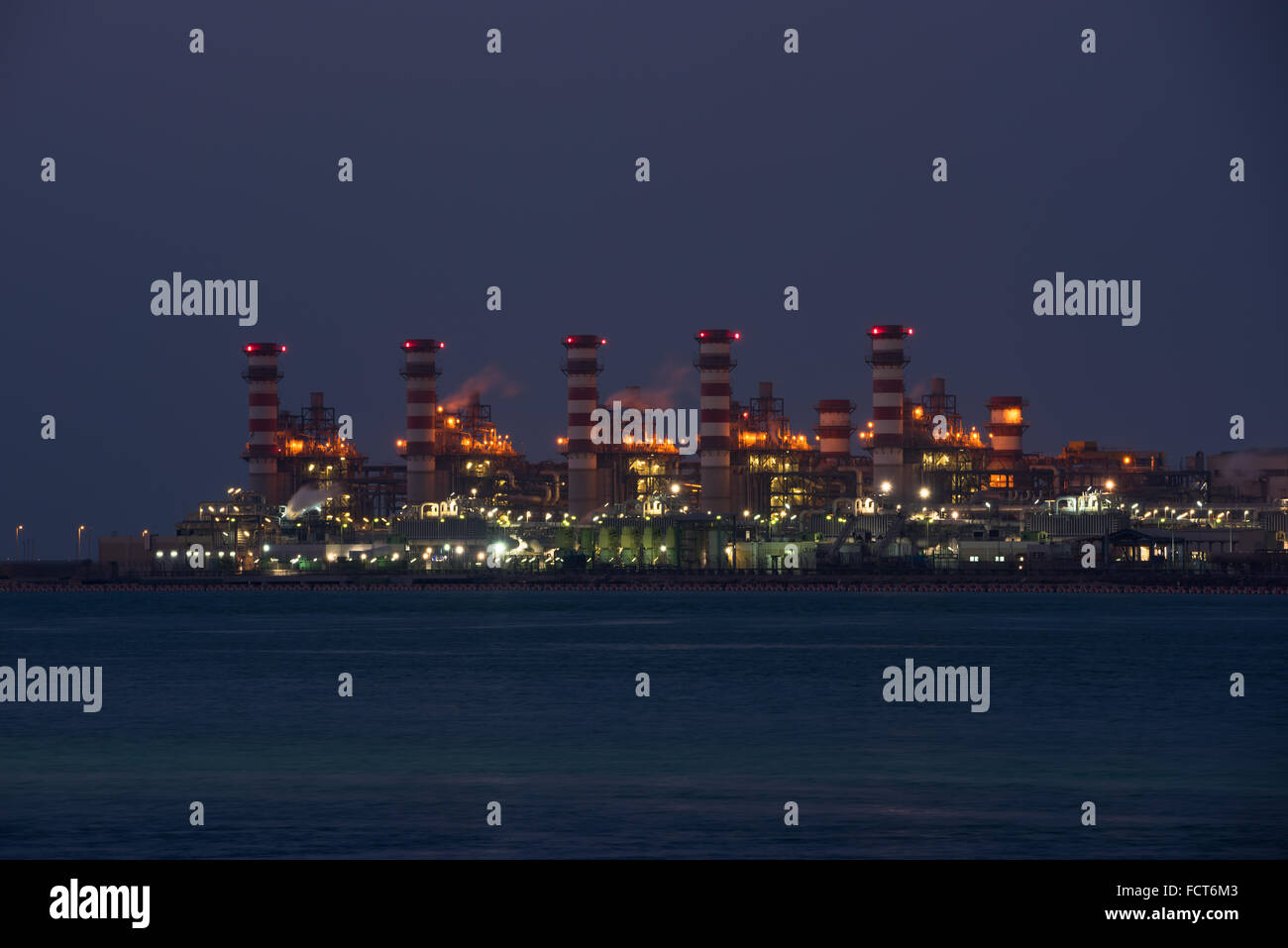 Raffinazione Petrolchimica industria chimica del carburante di distillazione industriale di benzina Foto Stock