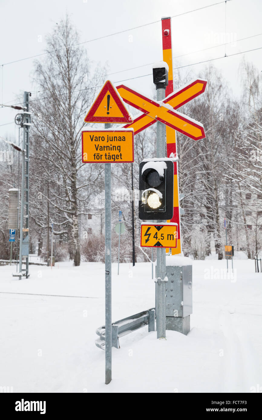 Attraversamento ferroviario in fredda stagione invernale. Finlandia Foto Stock