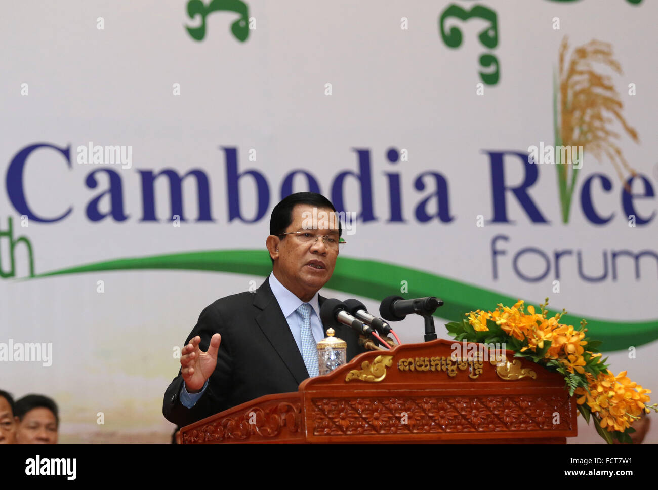 Phnom Penh Cambogia. 25 gennaio, 2016. Primo ministro cambogiano Hun Sen parla durante la cerimonia di apertura del 5° Cambogia Forum di riso in Phnom Penh Cambogia, 25 gennaio, 2016. Hun Sen lunedì chiamato per maggiori investimenti nel settore del riso di impianti di stoccaggio e le macchine di asciugatura in modo da aumentare il paese del riso della capacità di esportazione. © Sovannara/Xinhua/Alamy Live News Foto Stock