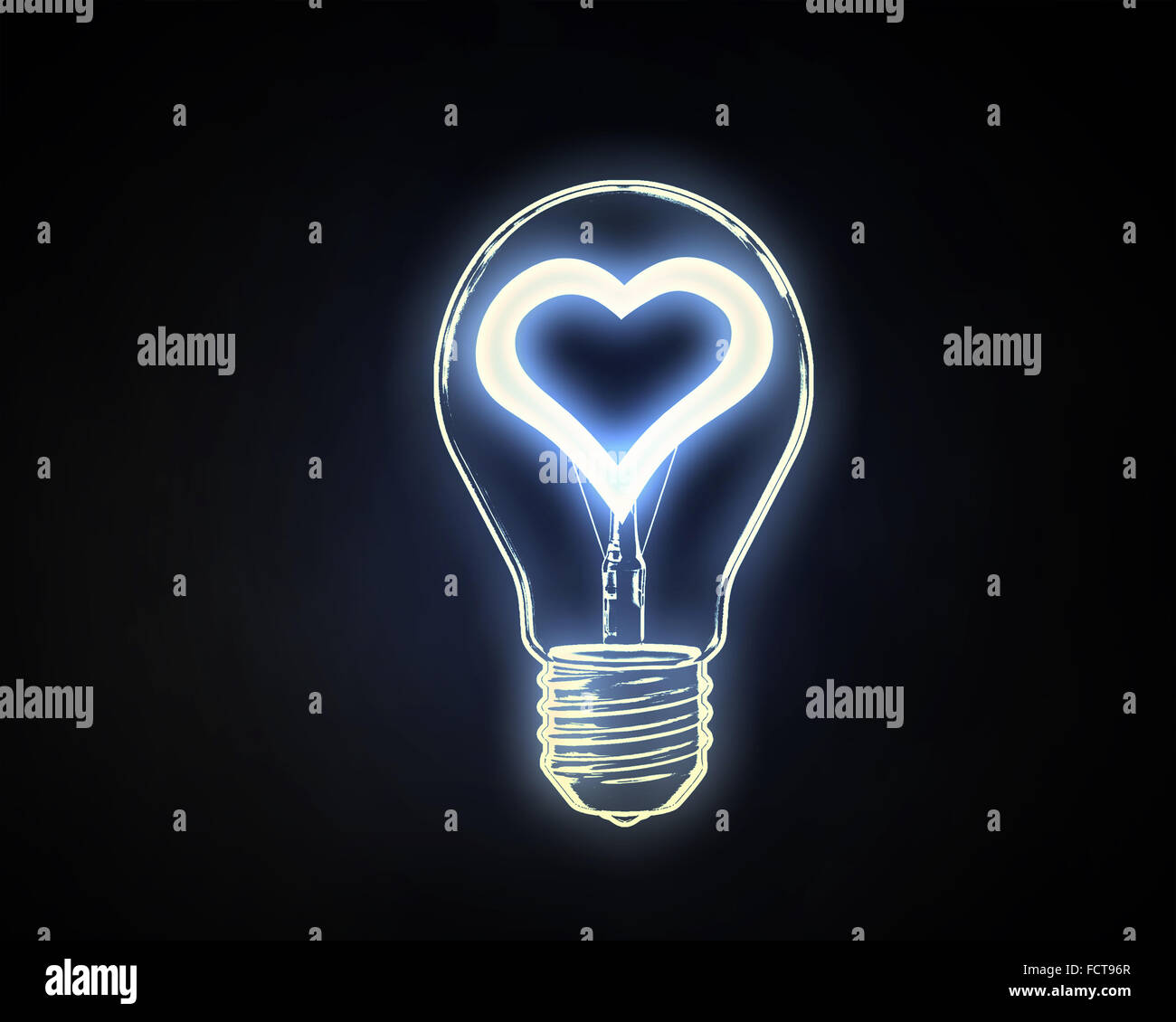 Lampadina incandescente con cuore dentro onn sfondo scuro Foto stock - Alamy