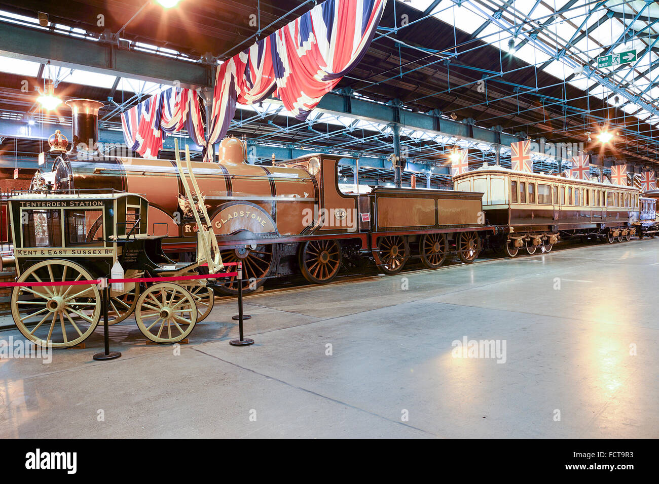 Il Treno Reale "GLADSTONE' locomotore e carrelli su vista permanente presso il Museo Nazionale delle Ferrovie di York, Inghilterra. Foto Stock