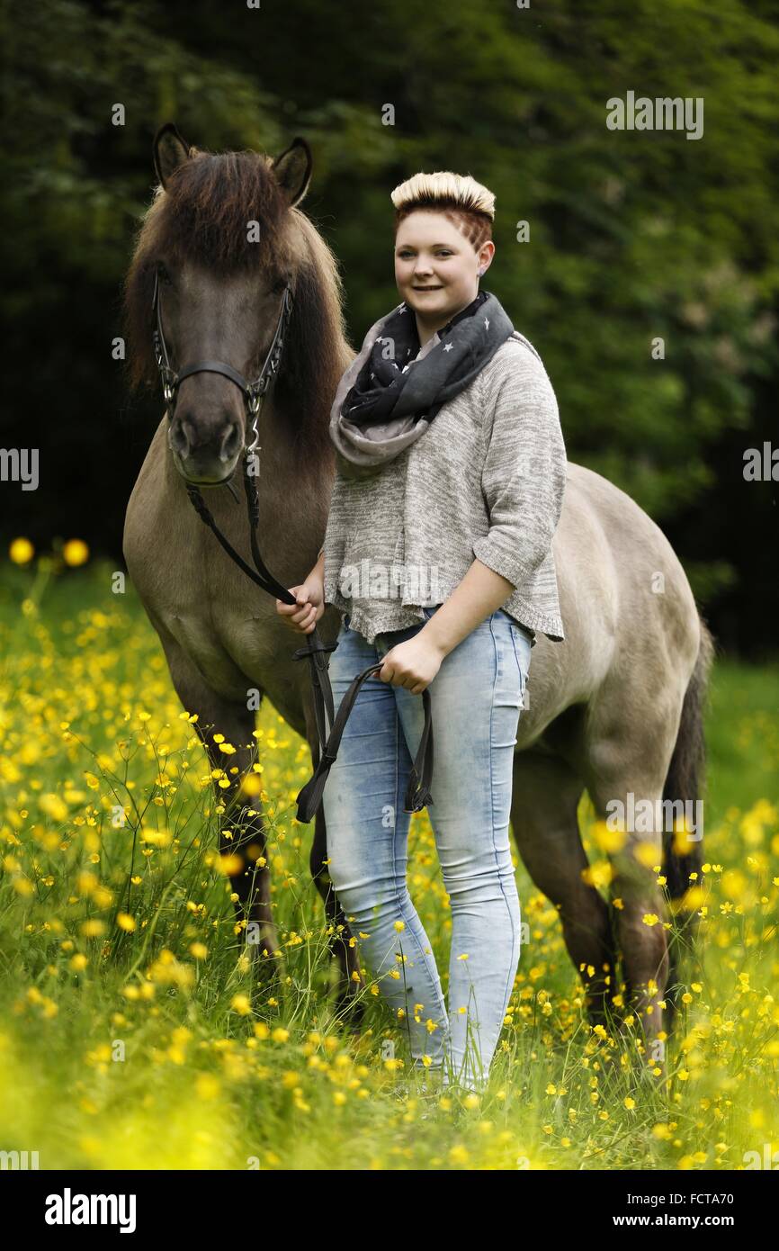 Donna e cavallo islandese Foto Stock