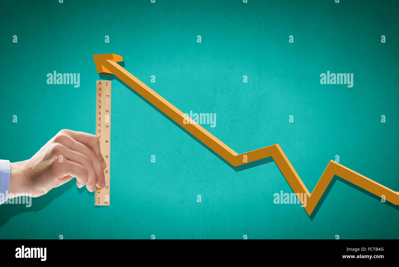 Stretta di mano crescente misura grafico con righello Foto Stock