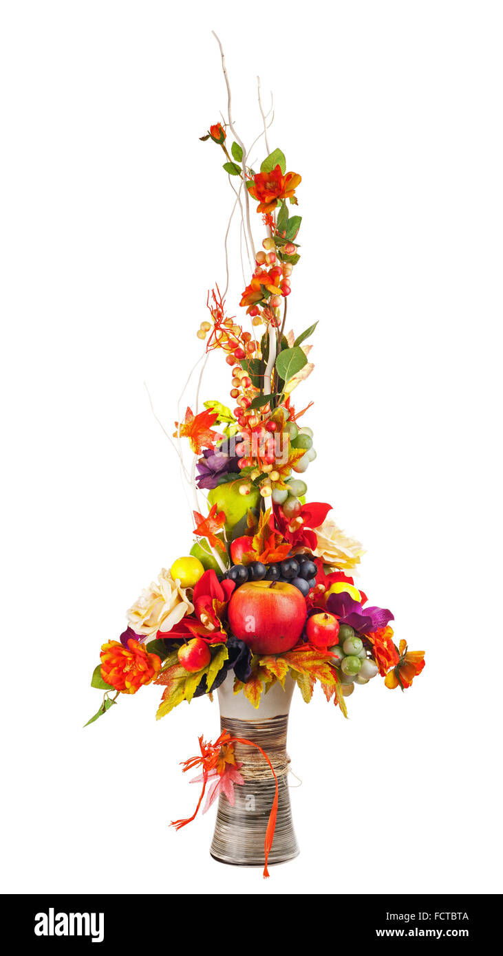 In autunno la composizione di fiori e frutta e verdura in vaso in ceramica isolata su sfondo bianco. Foto Stock