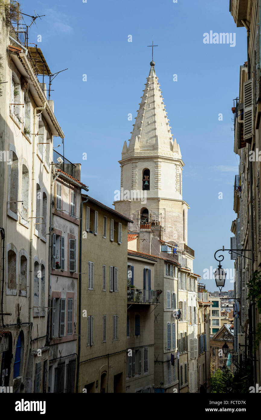 Marsiglia (sud-est della Francia): Le Panier distretto, con la strada "ontée des Accoules' e il campanile della chiesa di Foto Stock