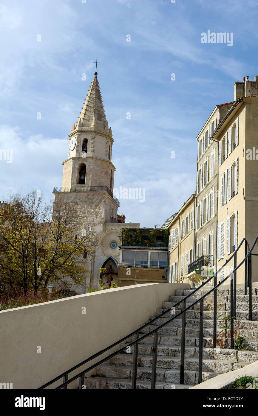 Marsiglia (sud-est della Francia): Le Panier distretto, con la strada "ontée des Accoules' e il campanile della chiesa di Foto Stock