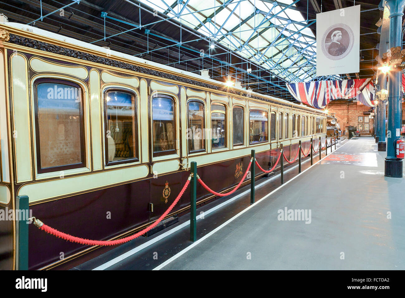 Il Royal Trasporto di "GLADSTONE' locomotore su vista permanente presso il Museo Nazionale delle Ferrovie di York, Inghilterra. Foto Stock