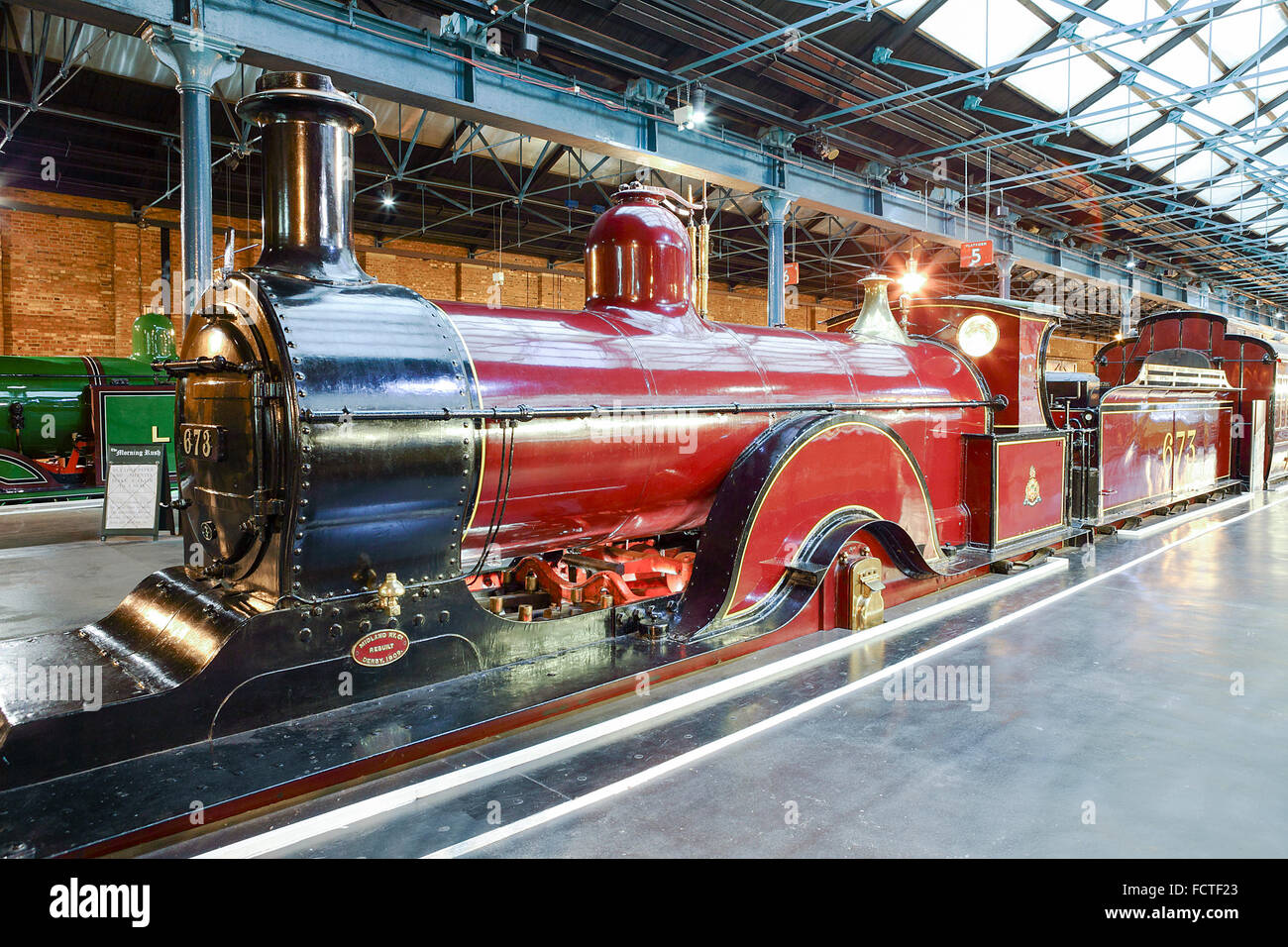 Locomotive, loro ingegneria e carrelli su vista permanente presso il Museo Nazionale delle Ferrovie di York, Inghilterra. Foto Stock